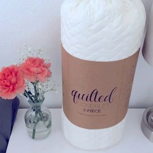 New king size beautiful quilted comforter and pillow cases 🤍